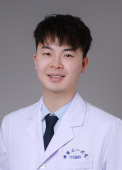 穿着衬衫的男孩 描述已自动生成